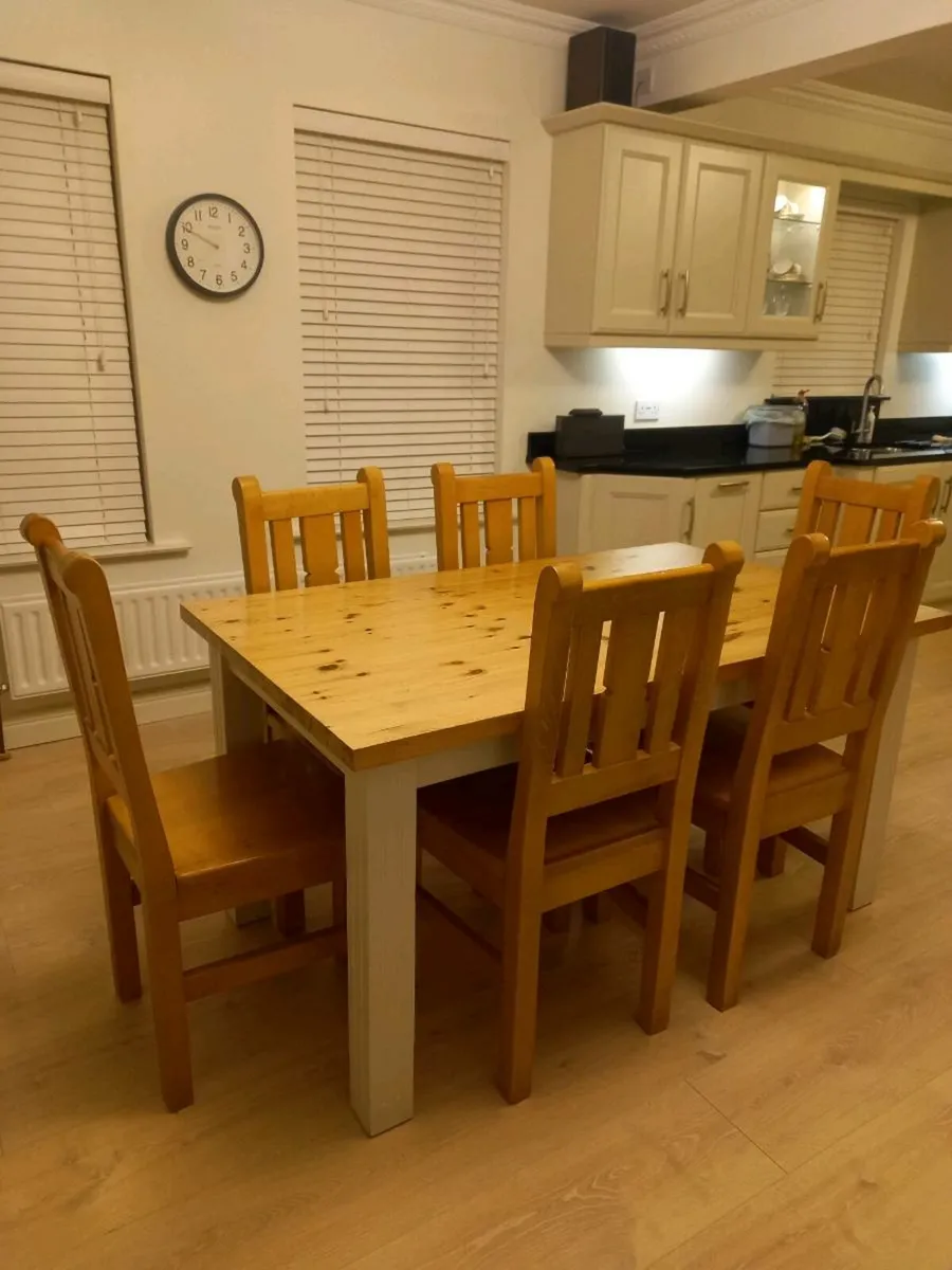 Table and chairs - Image 3