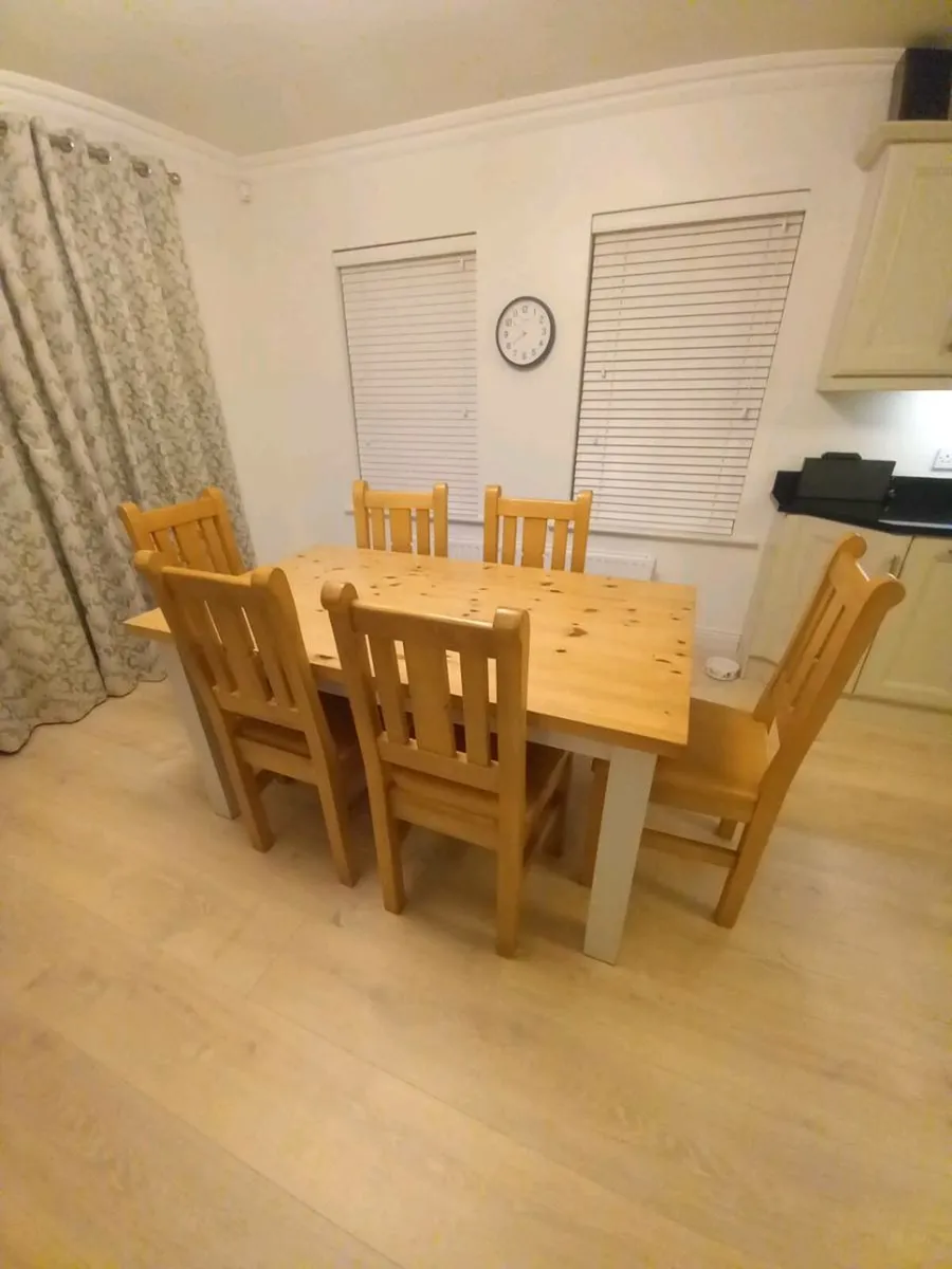 Table and chairs - Image 4