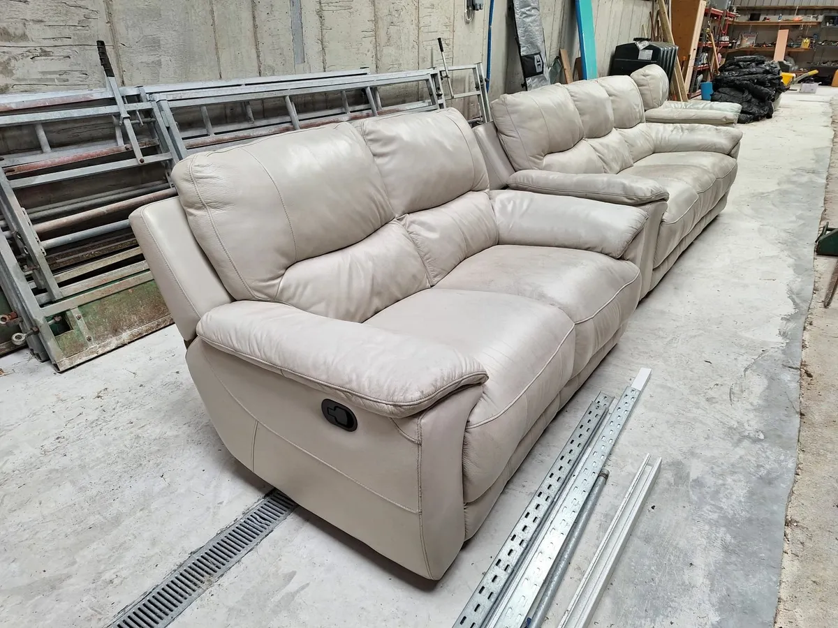 Three piece suite - Image 1