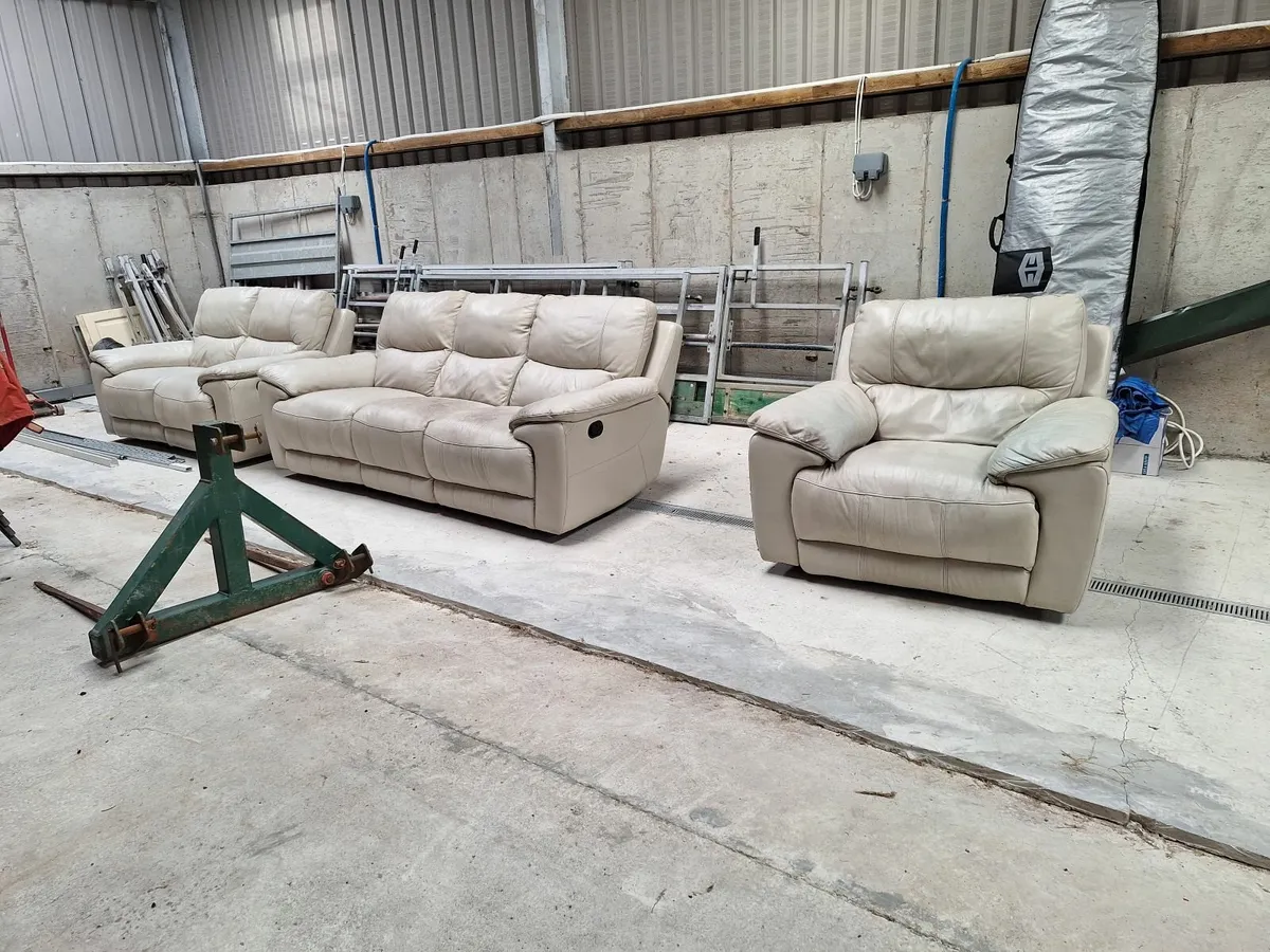 Three piece suite - Image 4