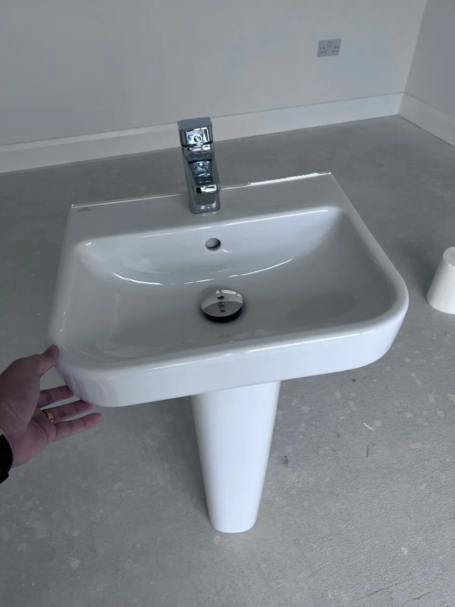 Pedestal Sink with Chrome tap, 3 LED Shaver Lights - Image 4