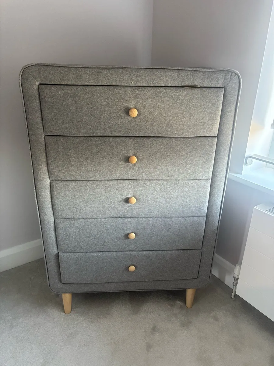 Chest of drawers