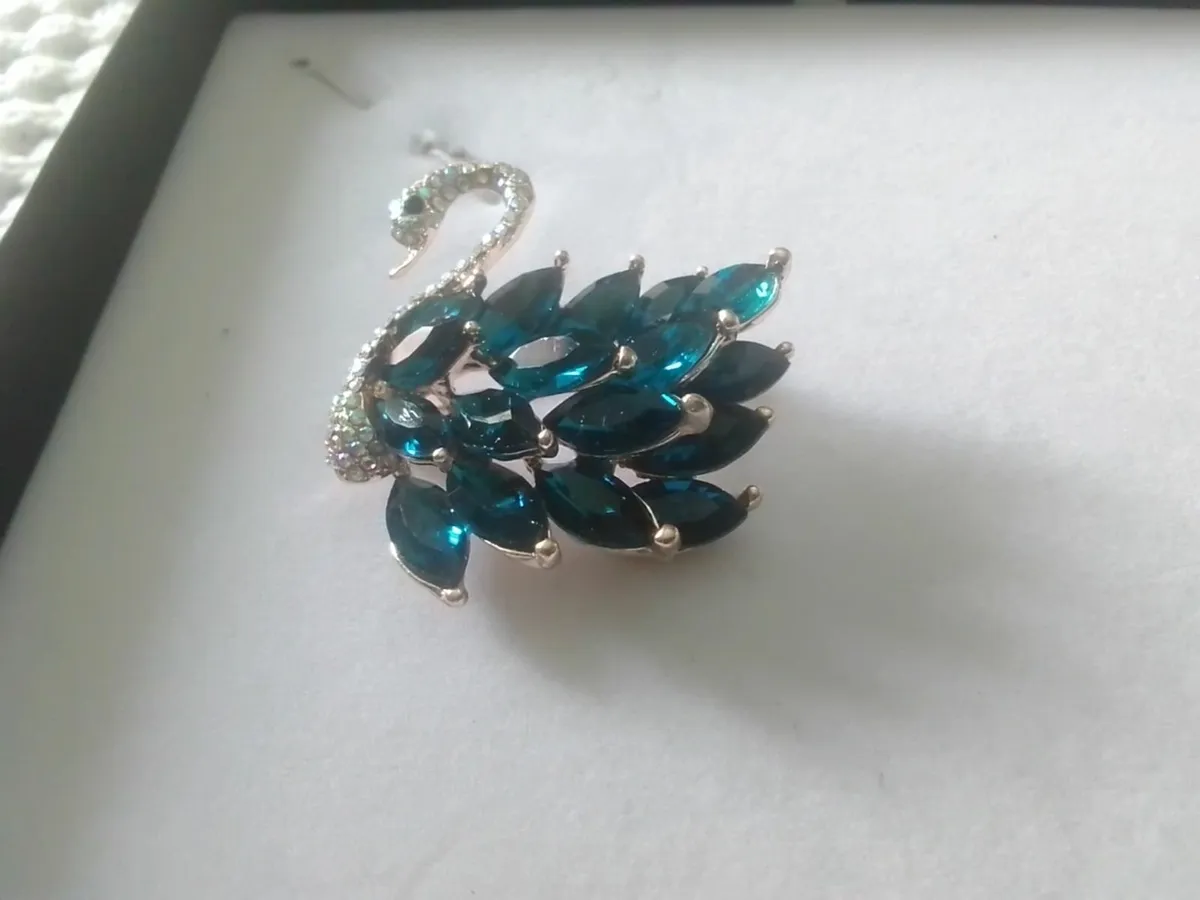 AUSTRIAN CRYSTAL BLUE SWAN BROOCH - Image 3