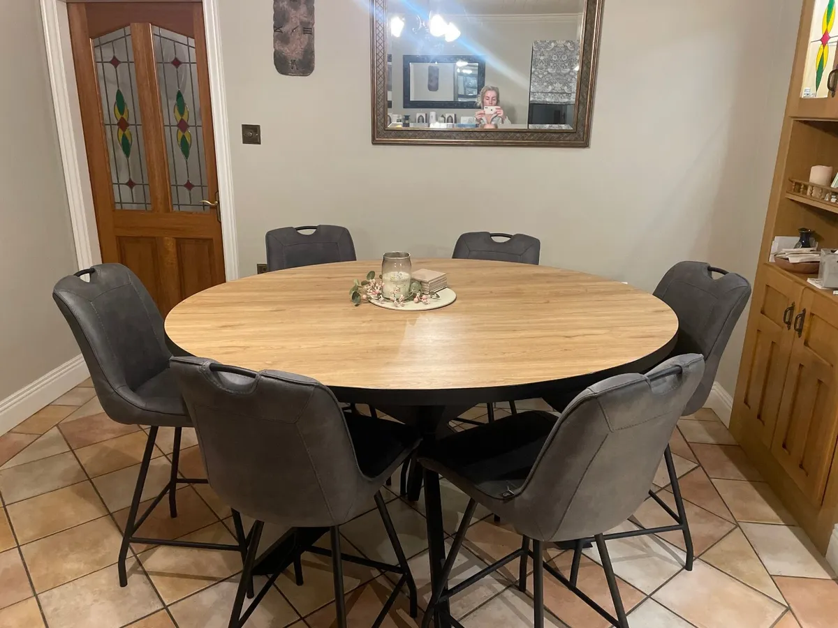 Dining table and chairs - Image 1