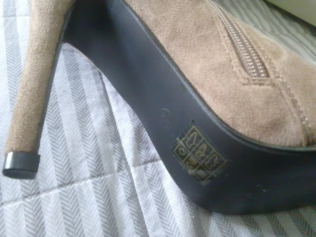 BEIGE SUEDE OVER KNEE BOOTS SIZE 6 NEW - Image 3