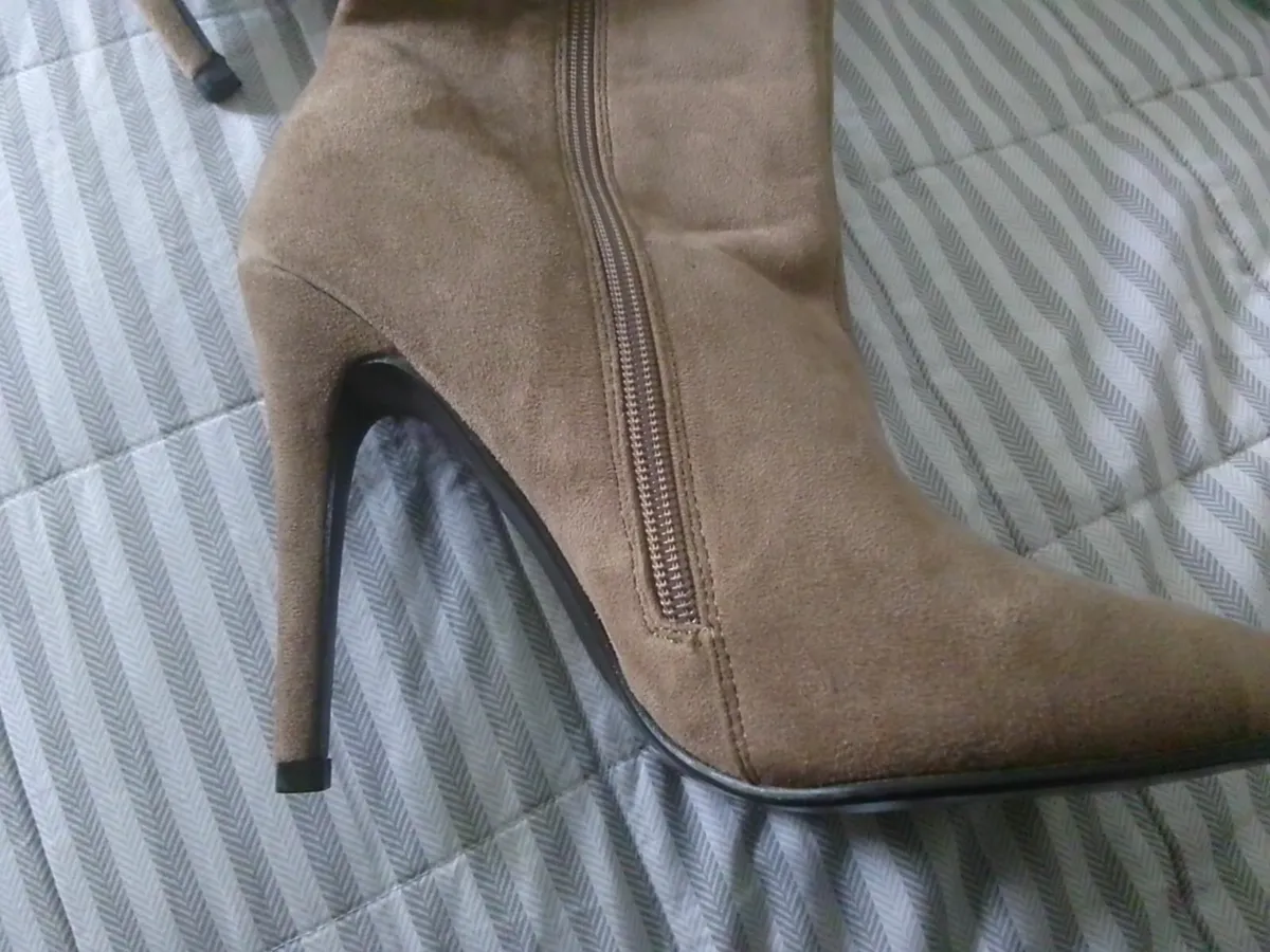BEIGE SUEDE OVER KNEE BOOTS SIZE 6 NEW - Image 4