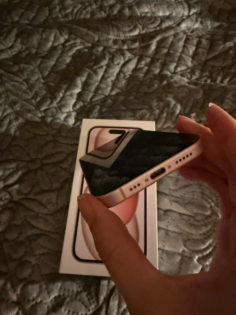 iPhone 15 Pink - Image 4