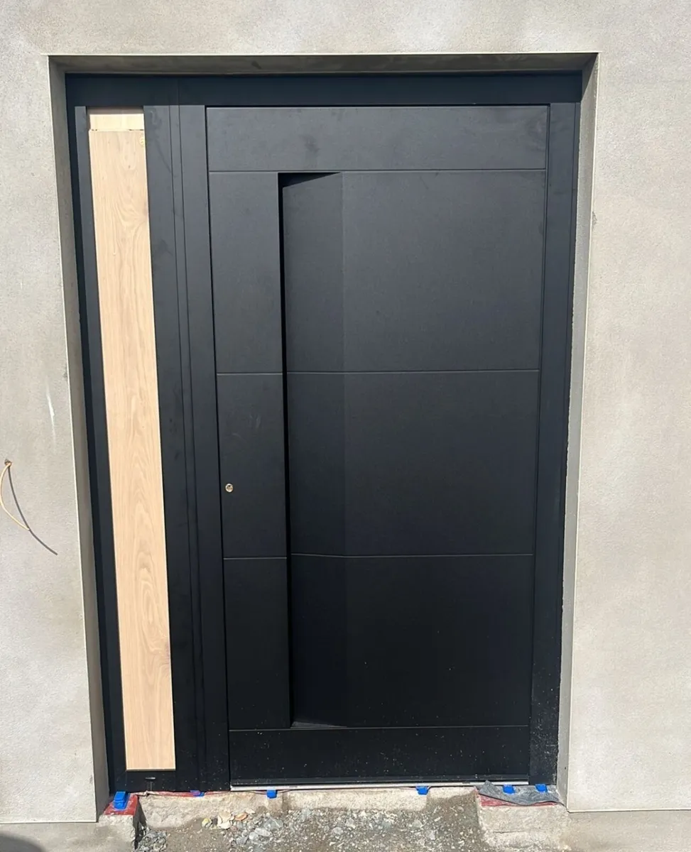 black skyline.com door and frame with clear glass - Image 1