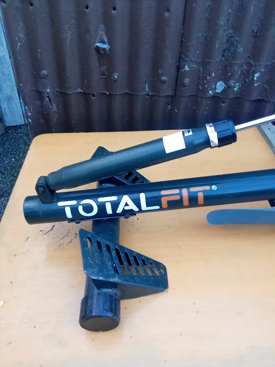 Rowing machine nearly new - Image 4