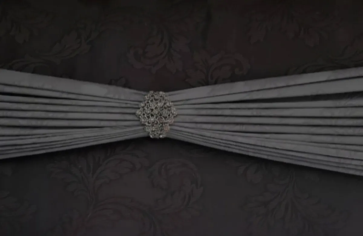 Grey and silver Pelmet - Image 1
