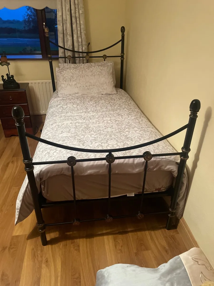 Bed frame and mattress - Image 4