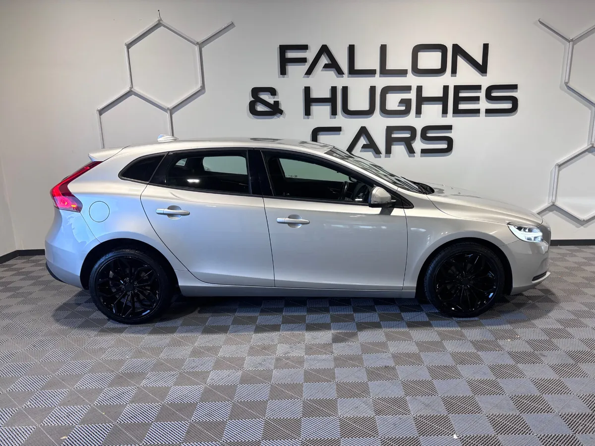 Volvo V40 D2 MOMENTUM / DIESEL  / UPGRADED ALLOYS - Image 4