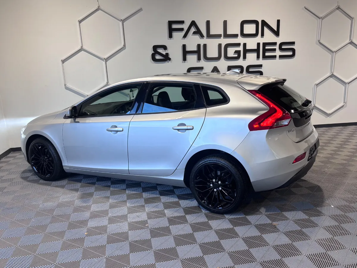 Volvo V40 D2 MOMENTUM / DIESEL  / UPGRADED ALLOYS - Image 3