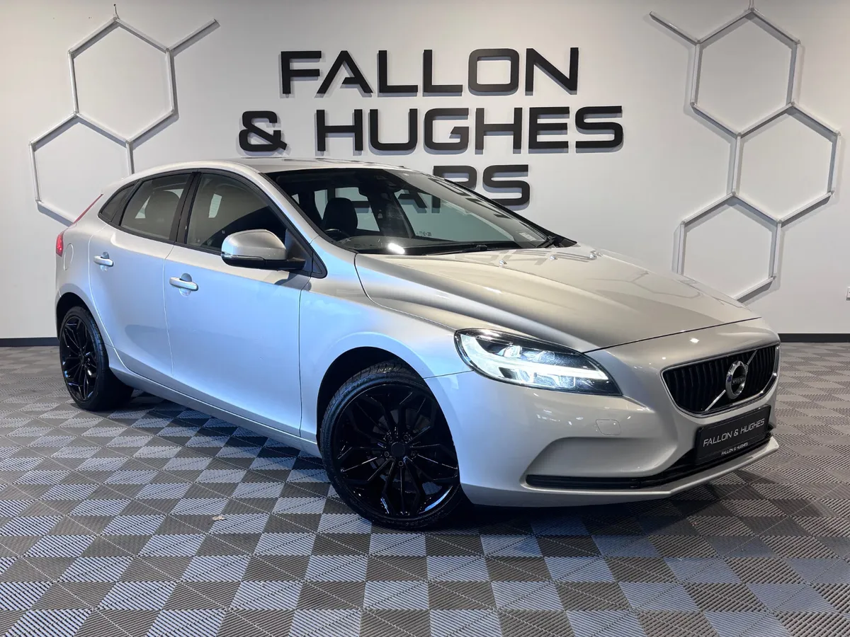 Volvo V40 D2 MOMENTUM / DIESEL  / UPGRADED ALLOYS - Image 1