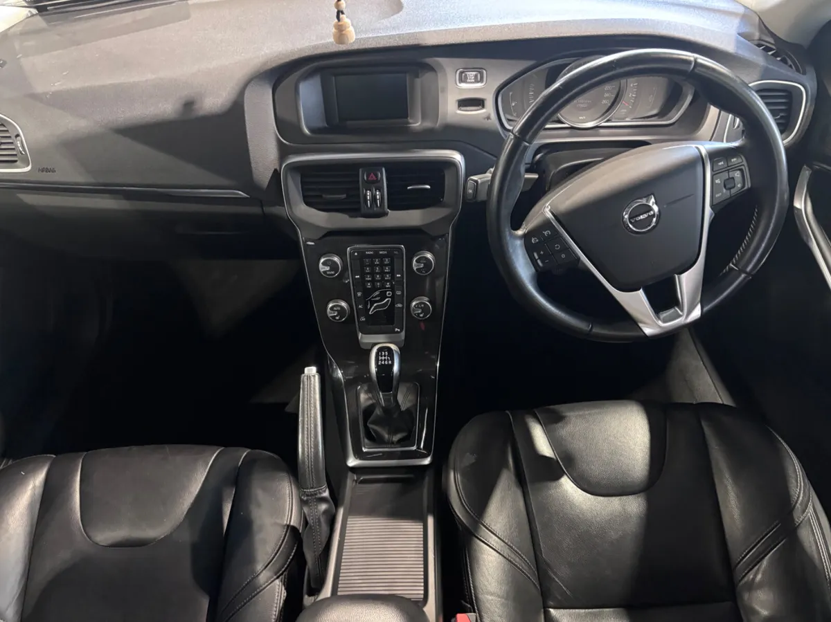Volvo V40 D2 MOMENTUM / DIESEL  / UPGRADED ALLOYS - Image 2