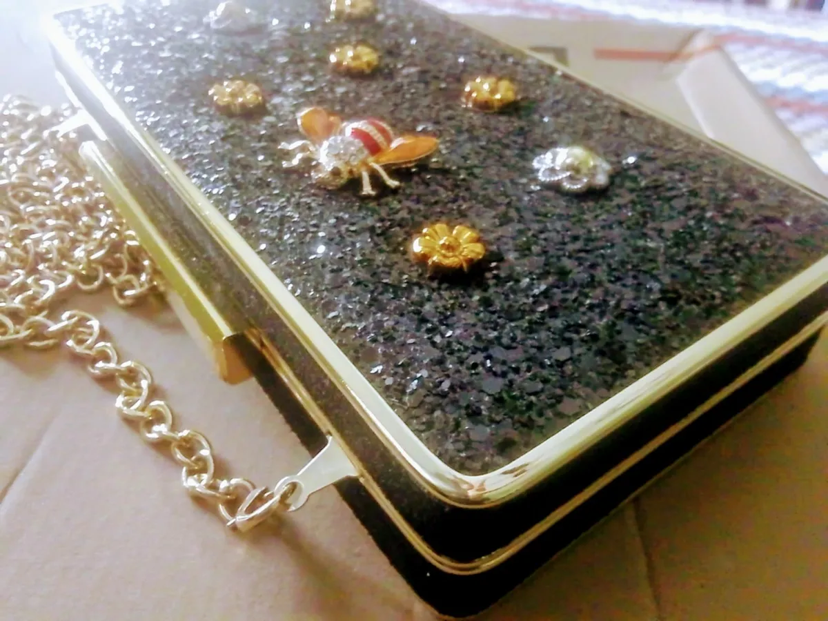 LODI BLACK GLITTER BEE EMBELLISHMENT SHOULDER BAG - Image 2