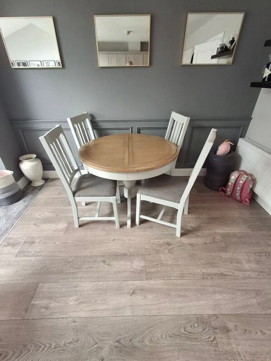 Kitchen table and chairs - Image 1