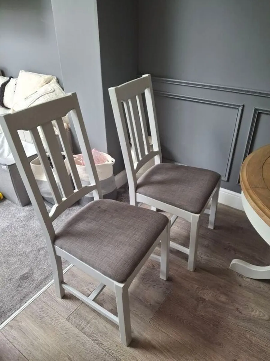 Kitchen table and chairs - Image 2