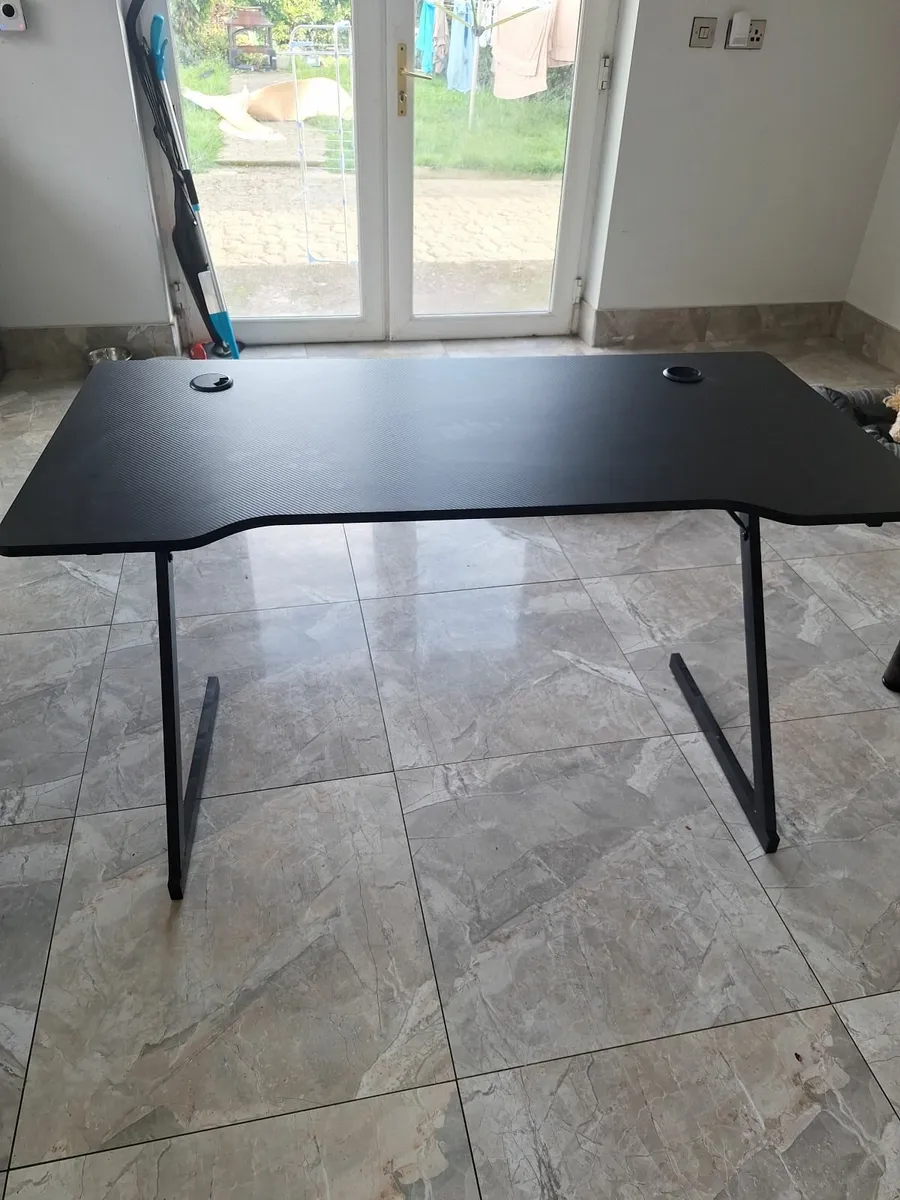 Gaming table. - Image 1