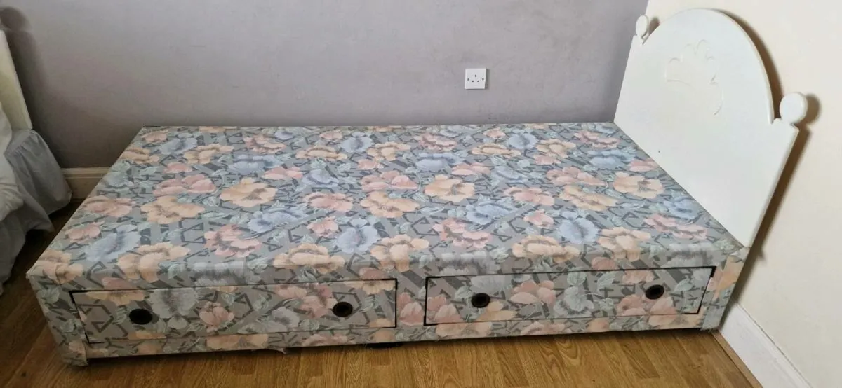 Single beds - Image 1