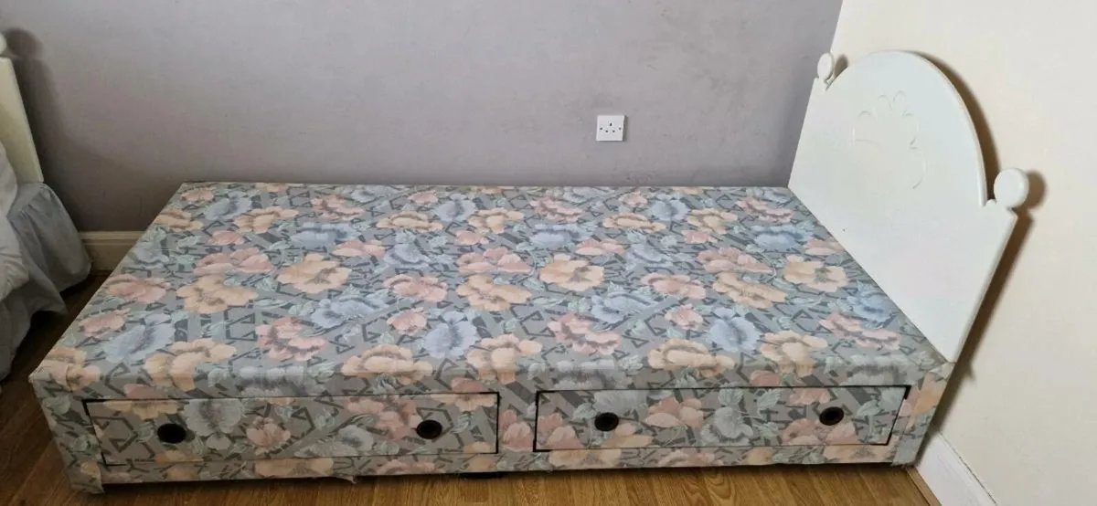 Single beds - Image 2