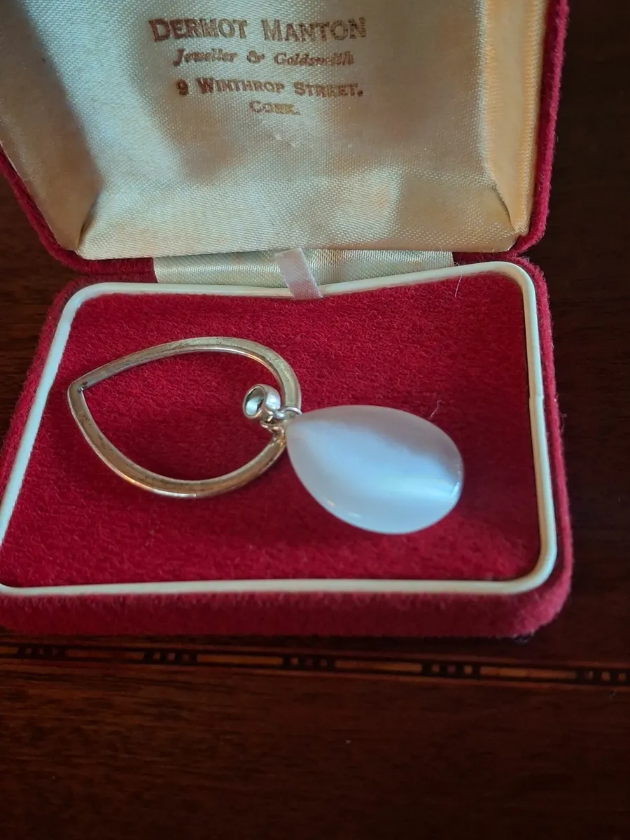 Pendant with White Cat's Eye Stone. - Image 3