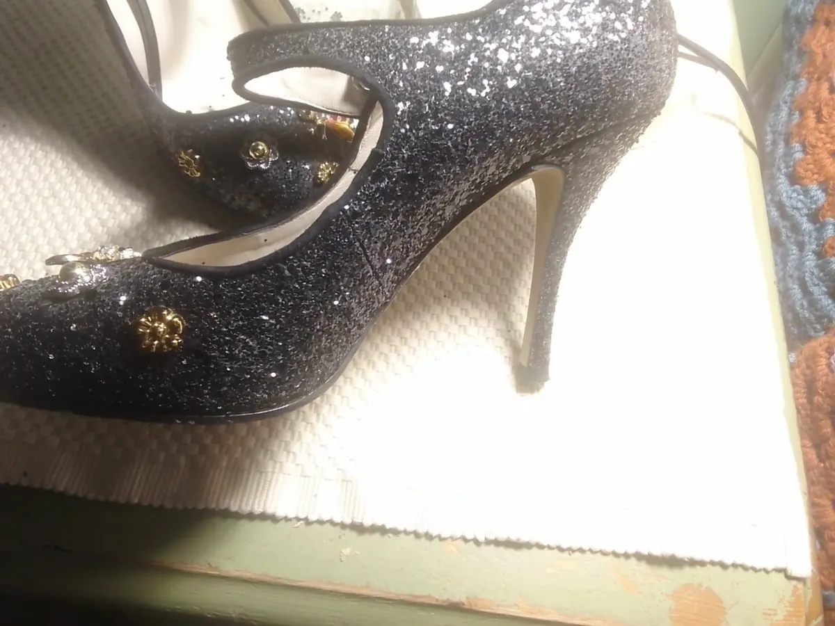 LODI BLACK GLITTER BEE EMBELLISHED SHOES AS NEW 6 - Image 2