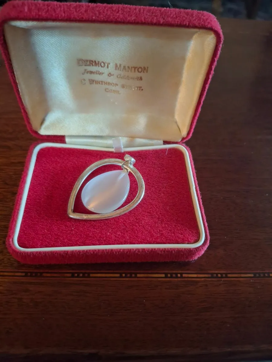 Pendant with White Cat's Eye Stone. - Image 2