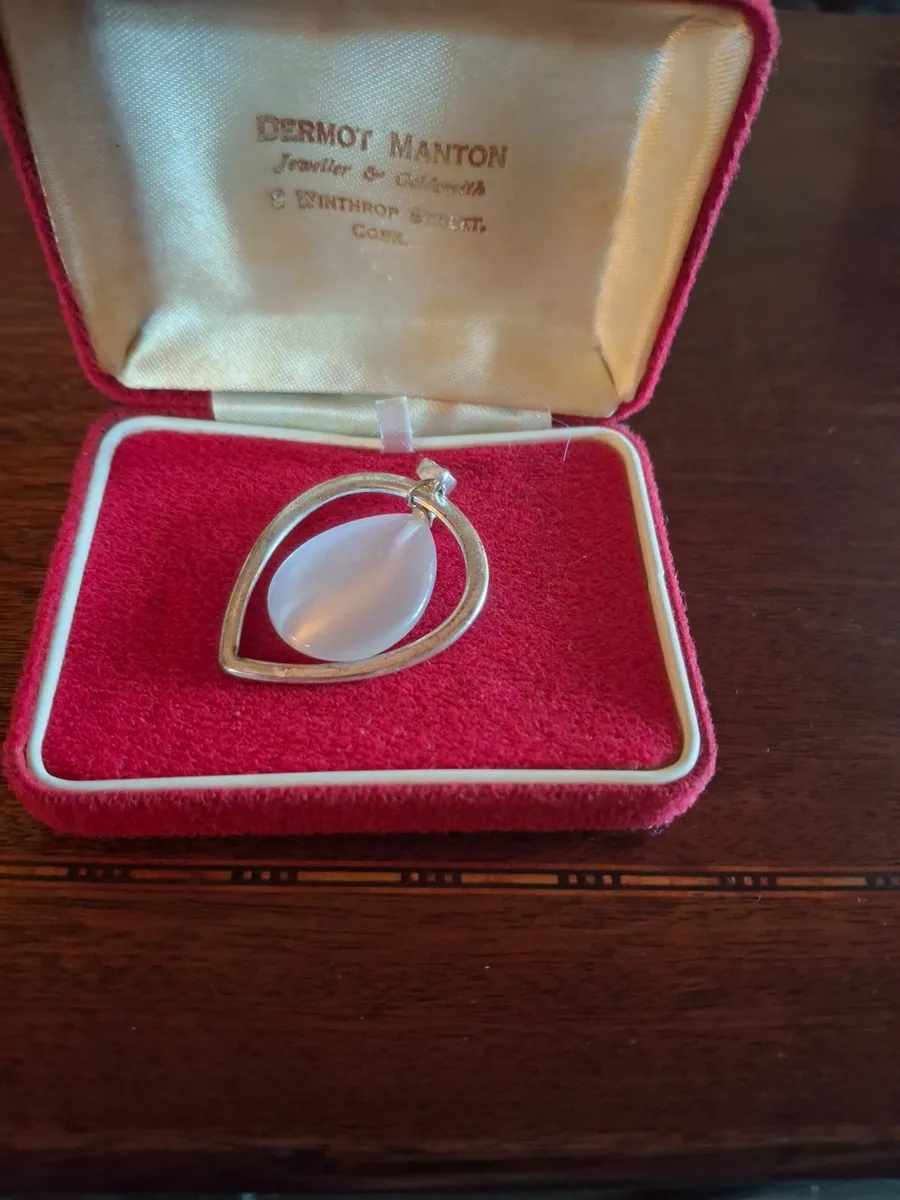 Pendant with White Cat's Eye Stone. - Image 1