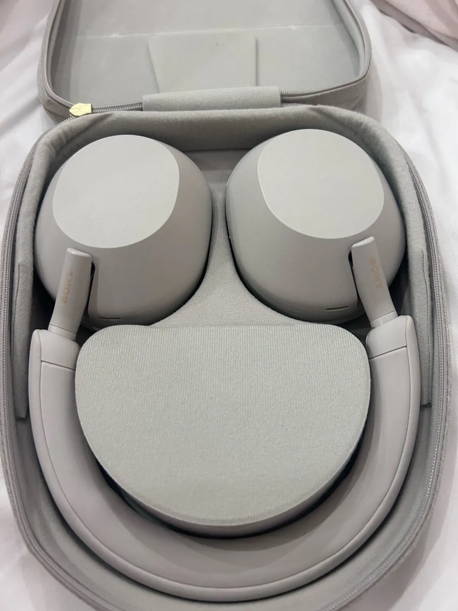 Sony headphones - Image 1