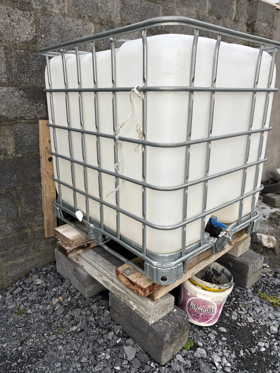 1000 litre Water tank with tap - Image 1