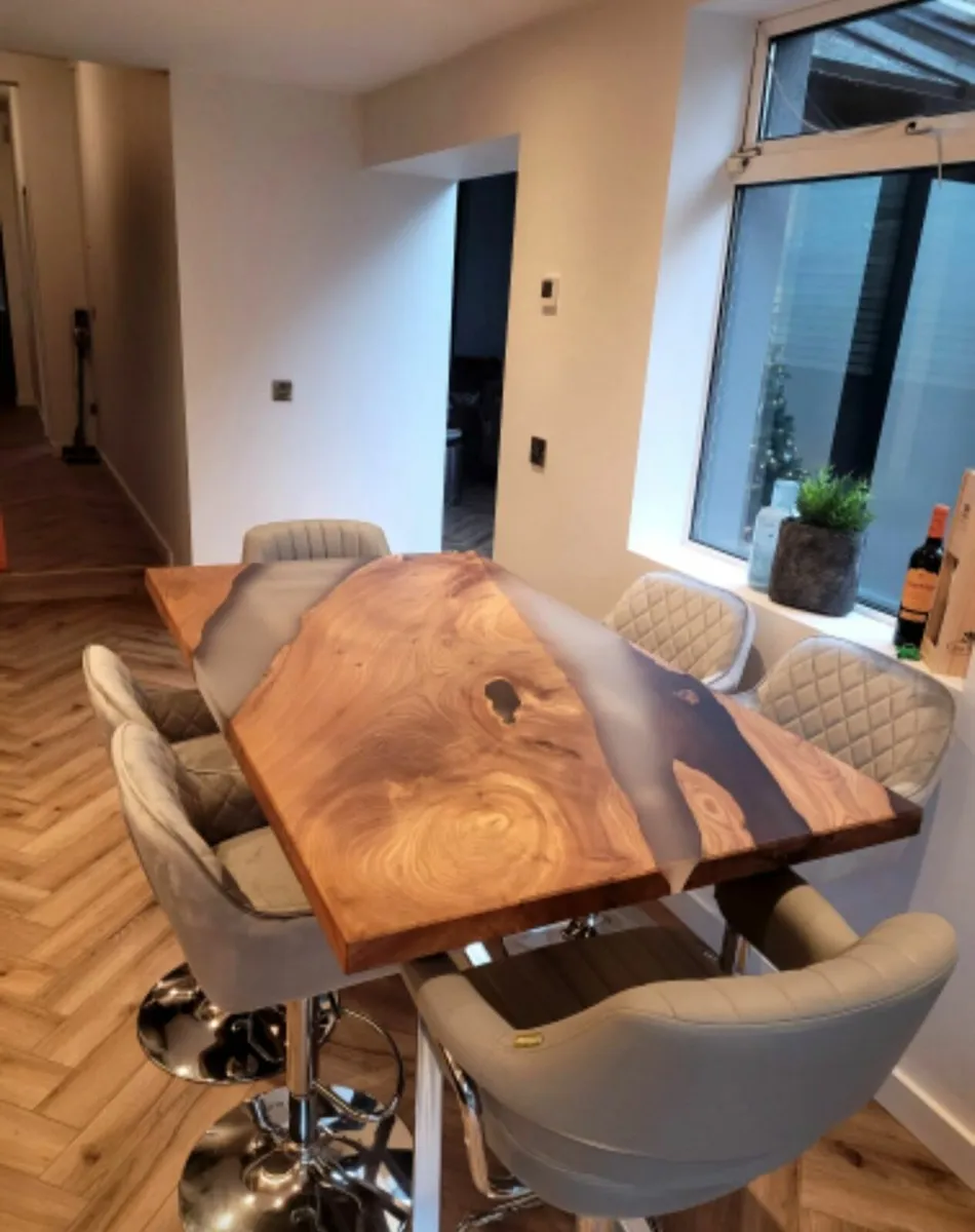 Ellm resine high Dining table with stools - Image 1