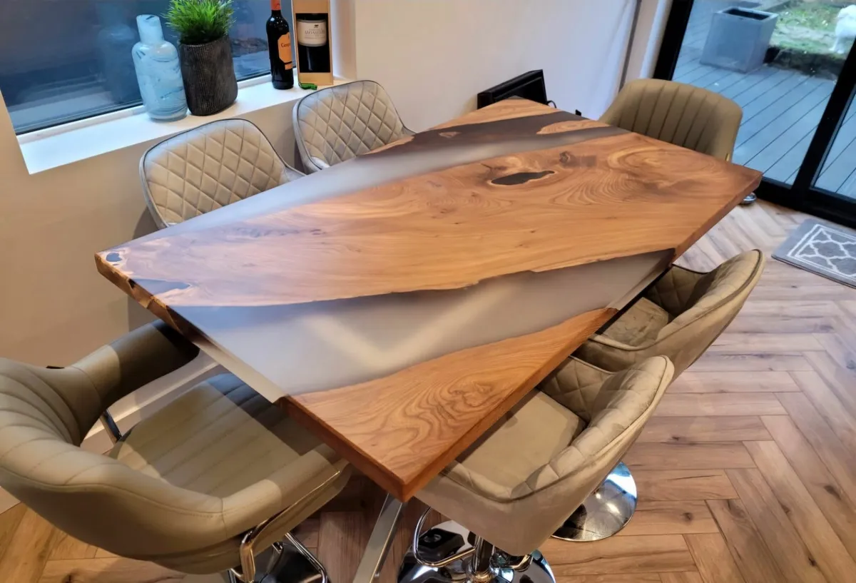Ellm resine high Dining table with stools - Image 2