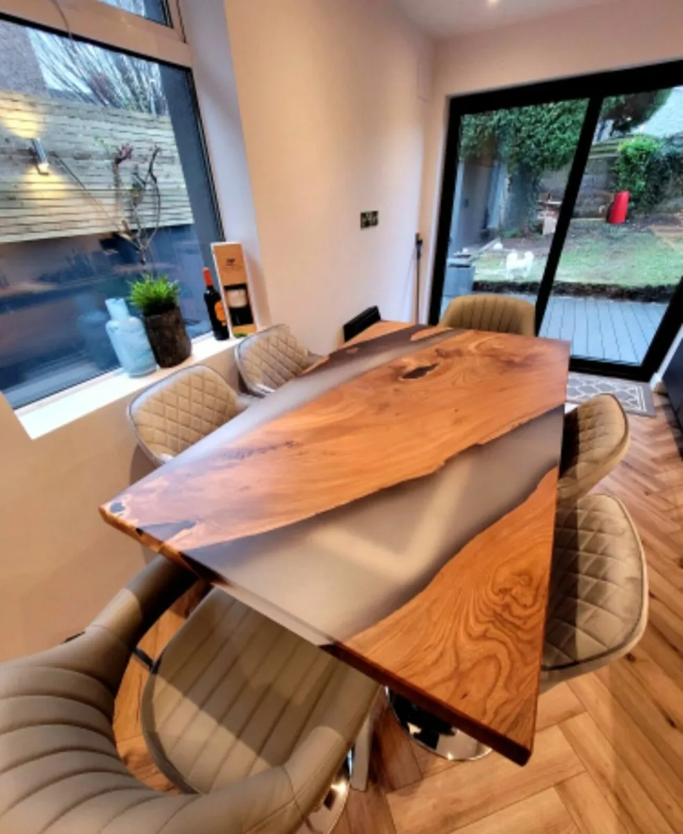 Ellm resine high Dining table with stools - Image 3