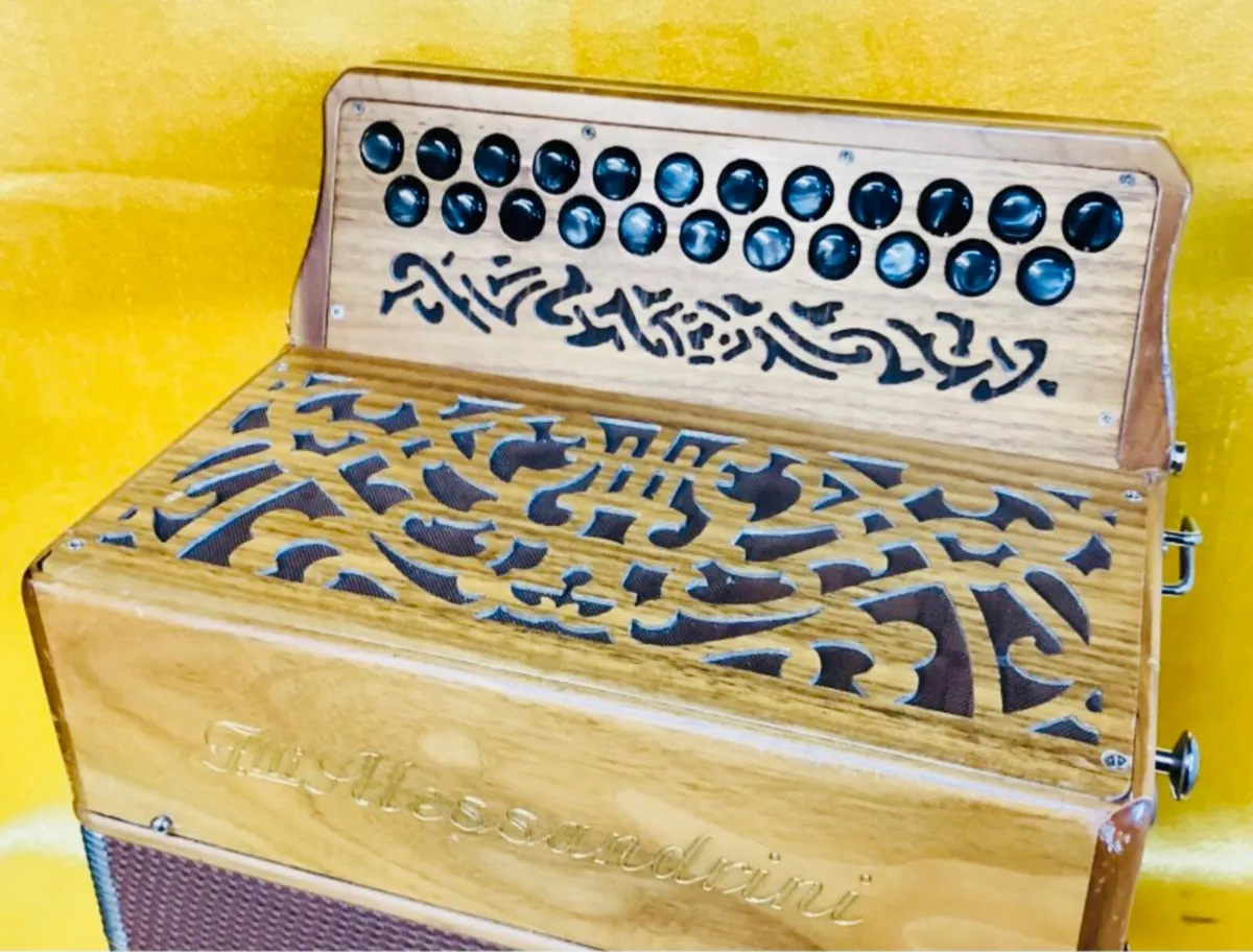 ALESSANDRINI B/C 3 V 2 ROW IRISH TUNED ACCORDION - Image 2