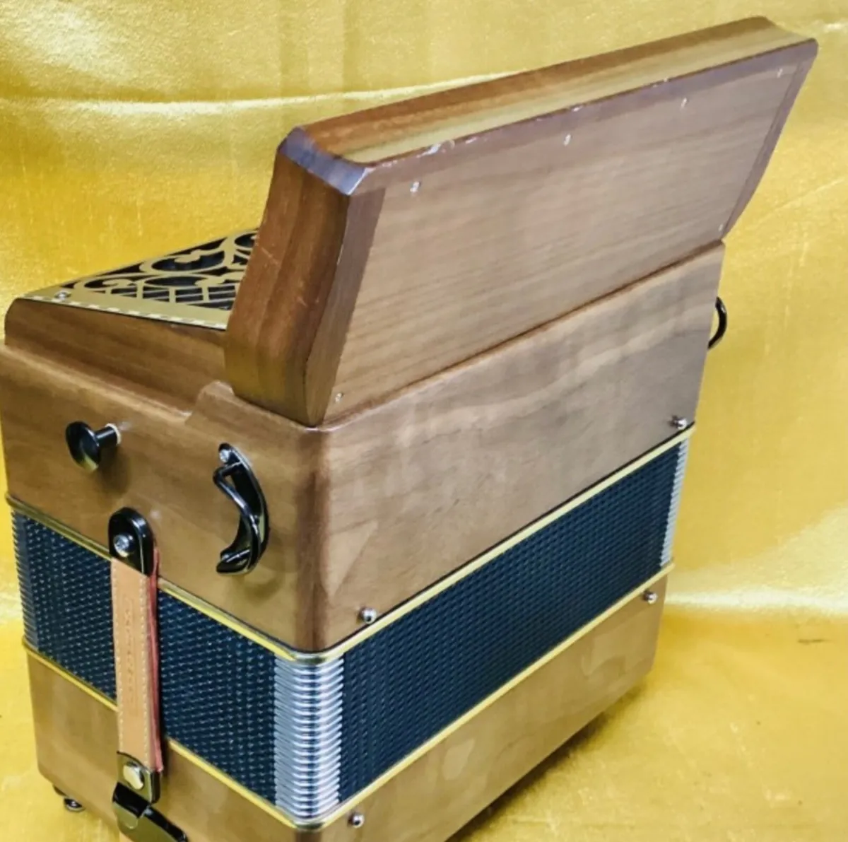 USED DINN III C#/D CASTAGNARI 3 V ACCORDION - Image 2