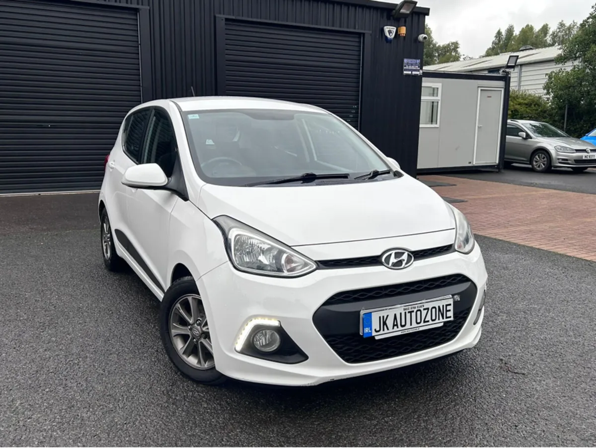 Hyundai i10 1.2 PREMIUM 5DR - Image 1