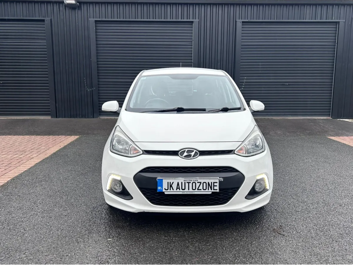 Hyundai i10 1.2 PREMIUM 5DR - Image 2