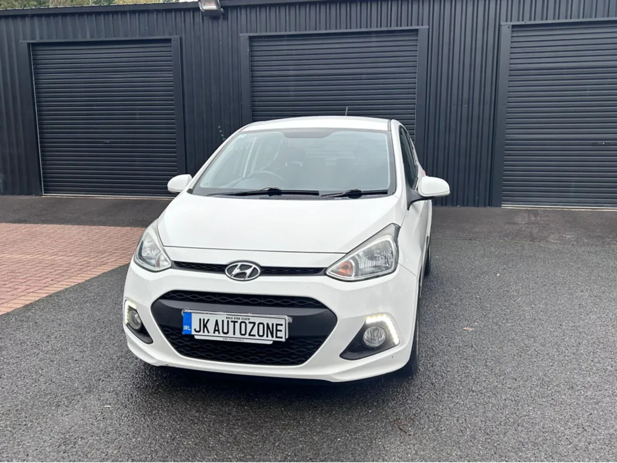 Hyundai i10 1.2 PREMIUM 5DR - Image 3