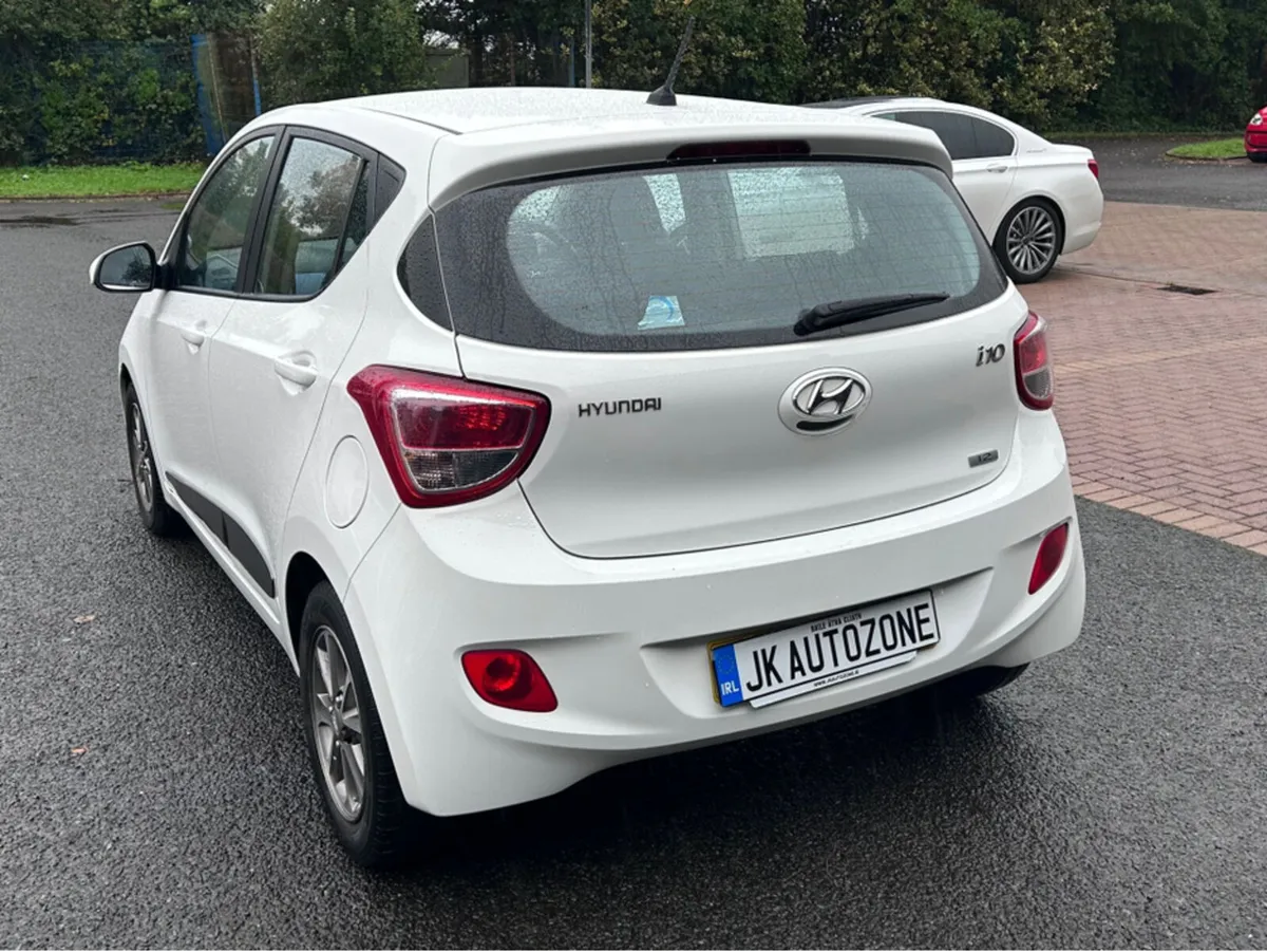Hyundai i10 1.2 PREMIUM 5DR - Image 4