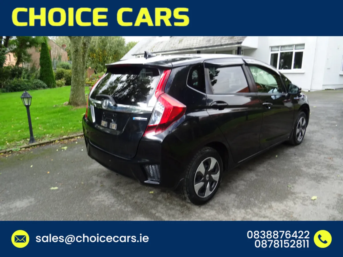 Honda Fit 1.5 AUTO HYBRID  L SPEC - Image 4