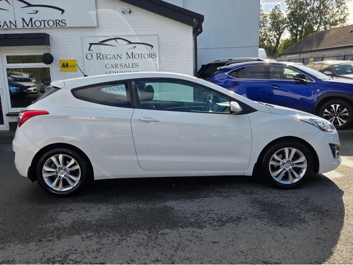 Hyundai i30 1.6 DIESEL DELUXE 3DR AUTO - Image 2