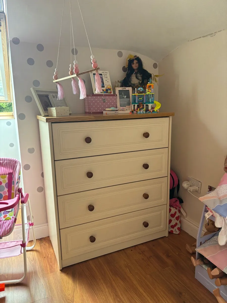 Double bed with beside lockers & chest of drawers - Image 2