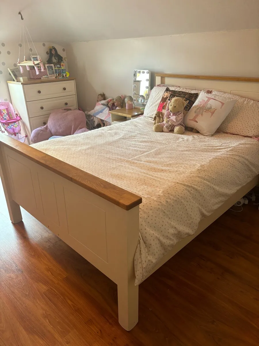 Double bed with beside lockers & chest of drawers - Image 1