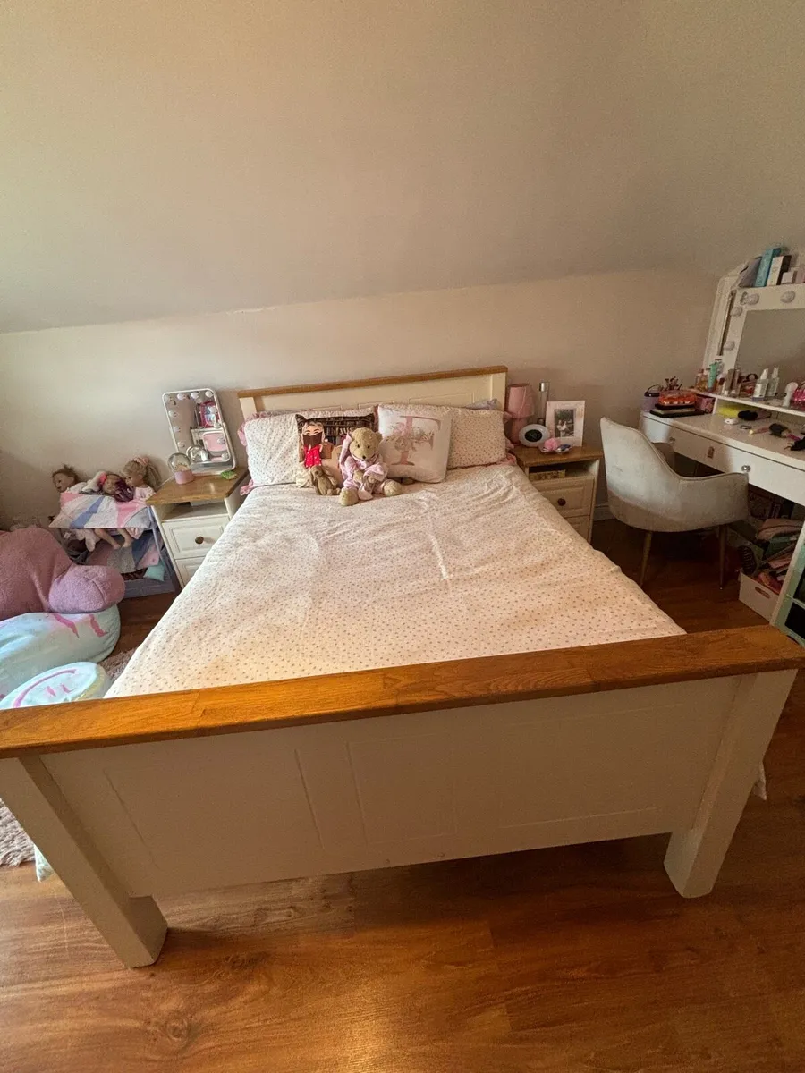 Double bed with beside lockers & chest of drawers - Image 4