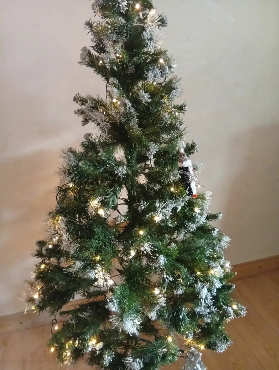 6ft Pre-Lit Snow Green Christmas tree - Image 3