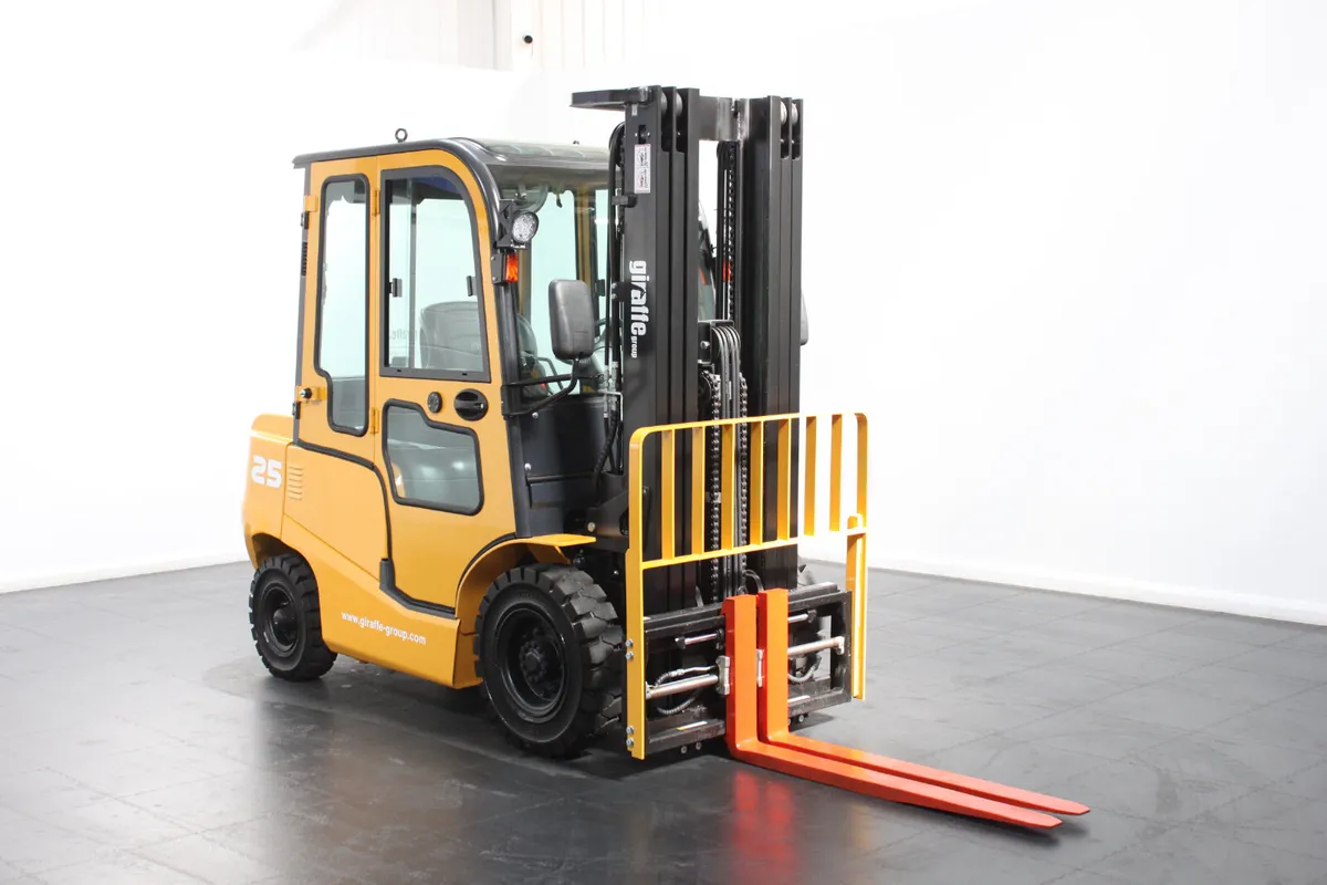 giraffe FD25| Full Cab Diesel |Forklift - Image 1