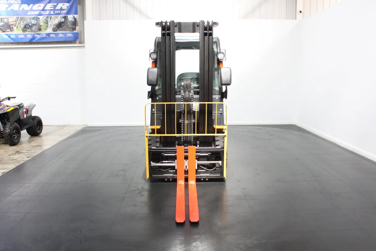 giraffe FD25| Full Cab Diesel |Forklift - Image 3