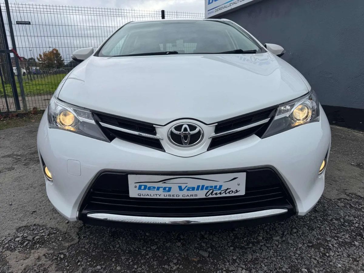 Toyota Auris 2015 - Image 2