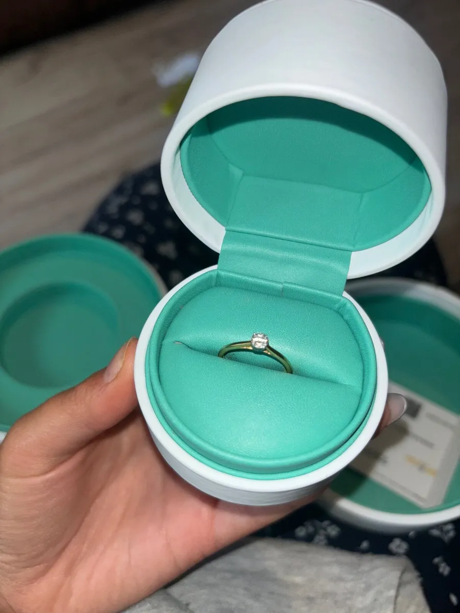 Engagement ring - Image 1